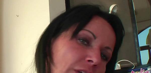 Deutsche Mutter im Urlaub mit versauten Dirty Talk am Pool
